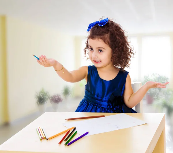 Petite Fille Dessine Table Avec Des Crayons — Photo