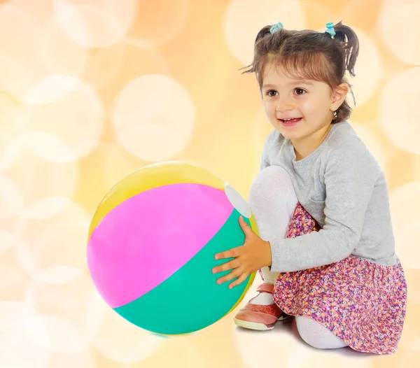 Kleines Mädchen Umarmt Einen Großen Ball — Stockfoto