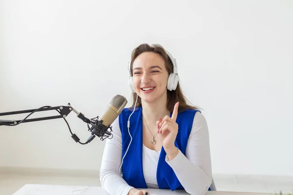 Radio Blogging Concepto Difusión Mujer Está Trabajando Radio — Foto de Stock