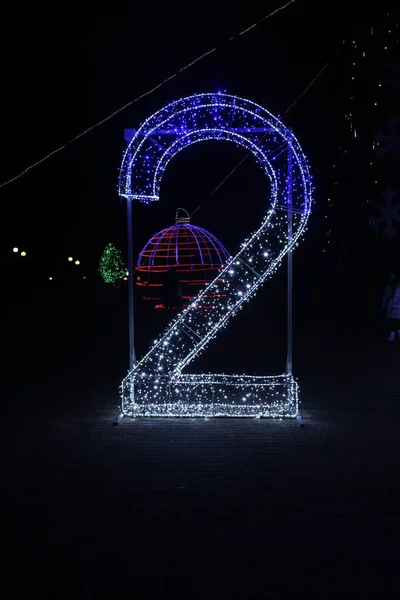 Číslo Dvě Modrobílá Věnce Světla Nový Rok Vánoční Osvětlení Symbol — Stock fotografie