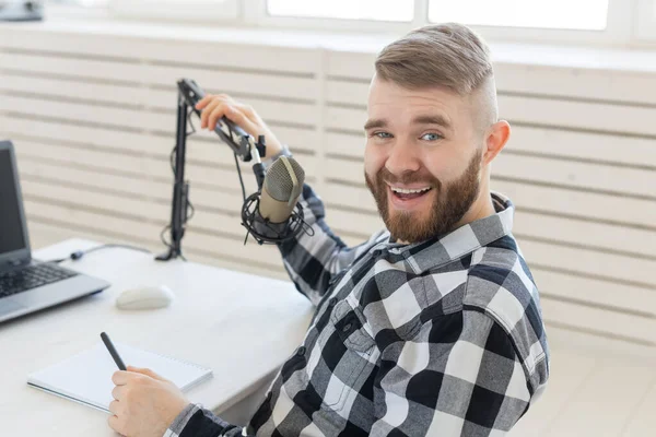 Radio Host Concept Portret Van Grappige Knappe Bebaarde Man Zittend — Stockfoto