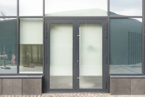 Porta Vidro Sólido Exterior Com Edifício Exterior — Fotografia de Stock
