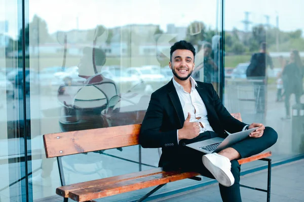 クールな男のアラビア人を使用してラップトップ ビジネス センター — ストック写真