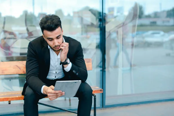 Man Pak Arabisch Zet Zonnebril Met Tablet Buurt Van Business — Stockfoto