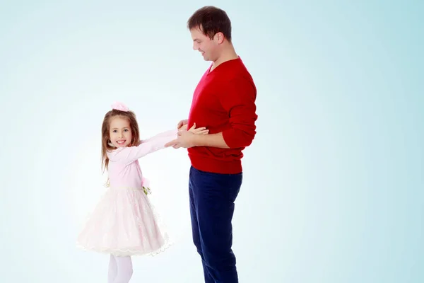Küçük Kız Ellerini Babasına Çeker — Stok fotoğraf