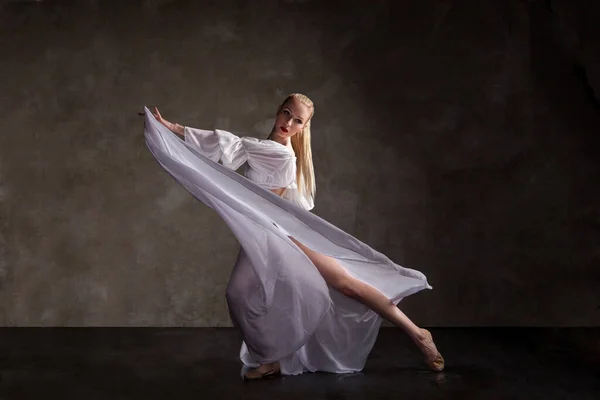 Genç Güzel Dansçı Gri Arka Plan Üzerinde Poz — Stok fotoğraf
