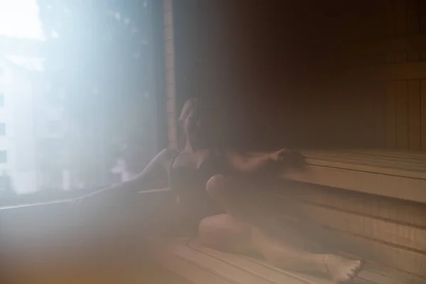 Femme Assise Sur Banc Dans Sauna — Photo