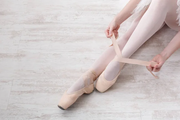 Bailarina Coloca Sapatos Balé Pointe Pernas Graciosas — Fotografia de Stock