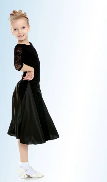 一件黑色连衣裙的美丽小舞者 — 图库照片