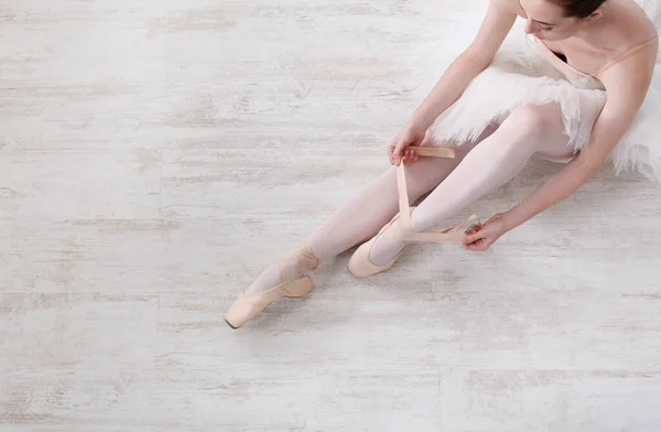 芭蕾舞女演员穿上足尖芭蕾鞋 优美的腿 — 图库照片
