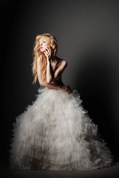 Blond Kobieta Romantycznej Pozie Białą Spódnicę — Zdjęcie stockowe