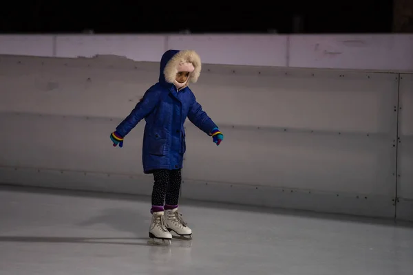 リンクでスケートを学ぶ女の子 — ストック写真