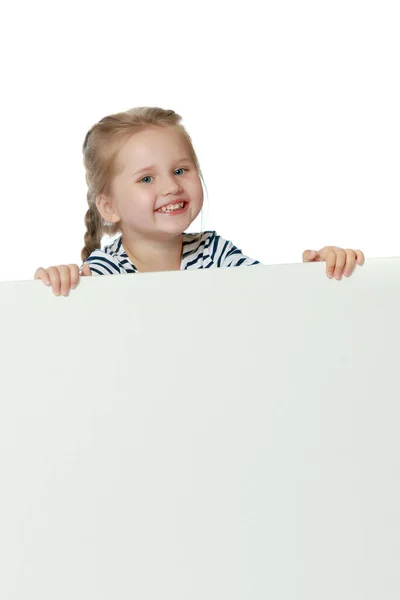 Ein Kleines Mädchen Blickt Hinter Einem Leeren Banner Hervor — Stockfoto