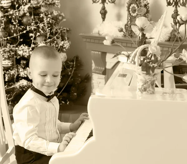 Niño Tocando Piano Blanco — Foto de Stock
