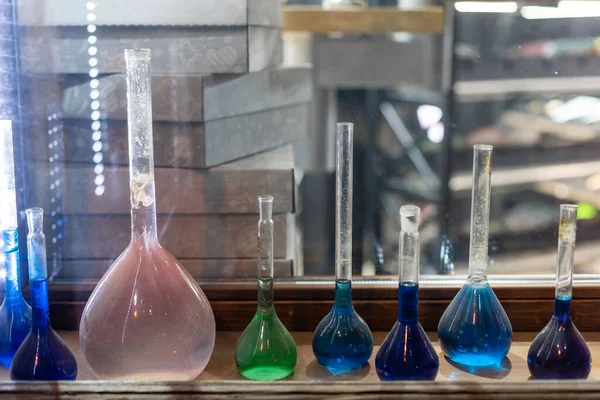 天然药物研究 玻璃器皿中的天然有机和科学提取 绿色草药替代品 天然护肤美容产品 实验室与发展理念 — 图库照片