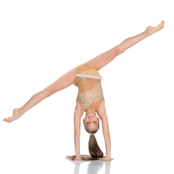 Gimnastyczka Wykonuje Stojak Rękę Zgiętymi Nogami — Zdjęcie stockowe