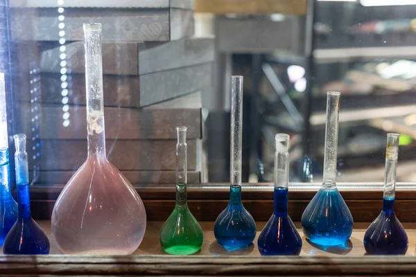 Kimya Laboratuvarı Kimyasal Bir Deney Yapıyorum Laboratuvarda Yapılan Deneyler Şişeler — Stok fotoğraf
