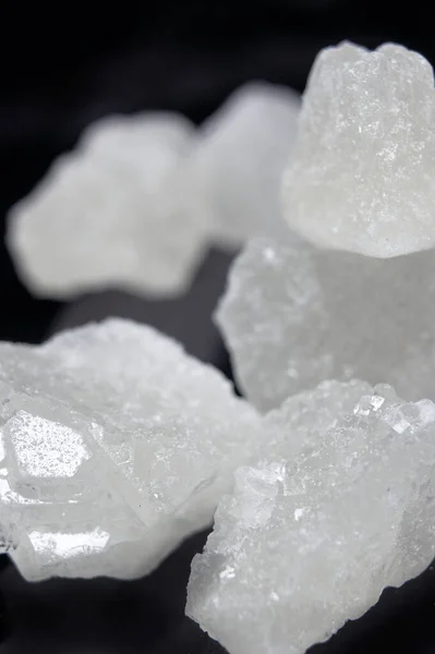 Pedaços Cristal Açúcar Rocha Sobre Preto — Fotografia de Stock