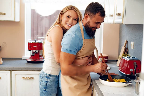 恋爱中的夫妻在厨房一起做饭 — 图库照片