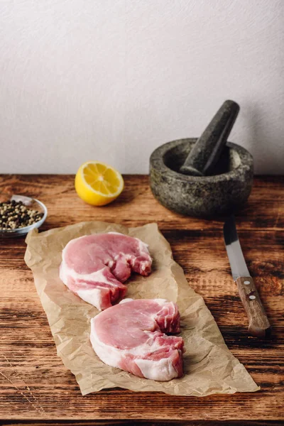 レモンとコショウの豚ロースステーキ2つ — ストック写真