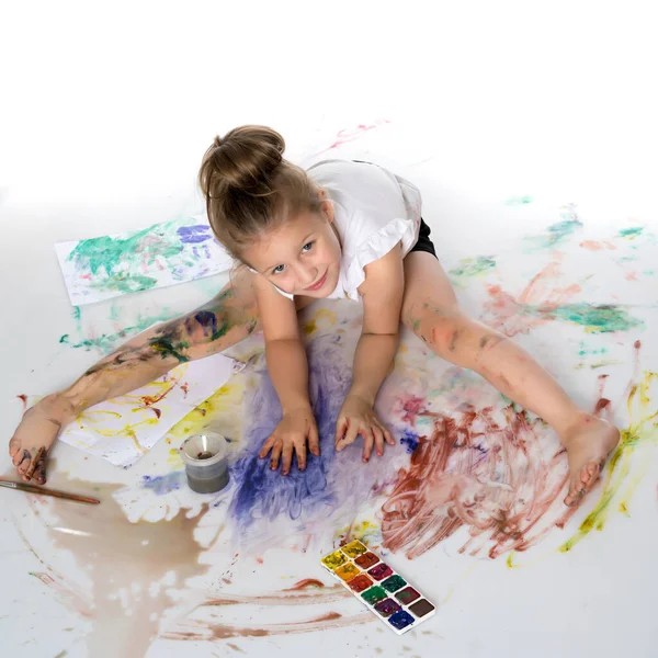 Ένα Μικρό Κορίτσι Τραβάει Χρώματα Στο Σώμα Της — Φωτογραφία Αρχείου