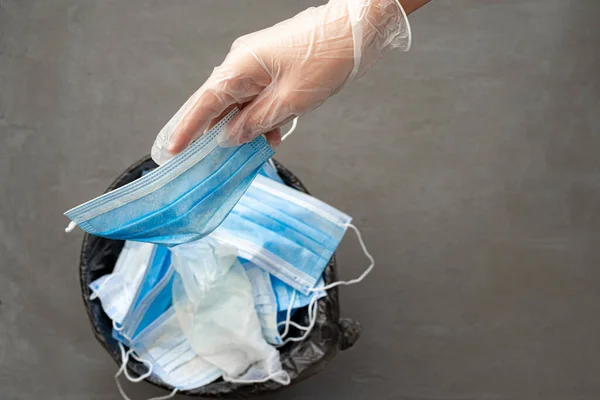 Tangan Menempatkan Menggunakan Masker Bedah Kotor Tempat Sampah — Stok Foto