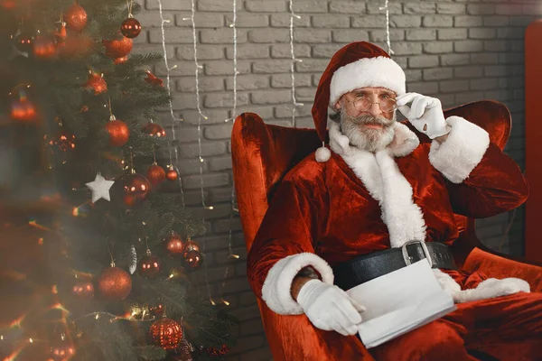 Homem Santa Claus Traje Sentado Uma Cadeira — Fotografia de Stock