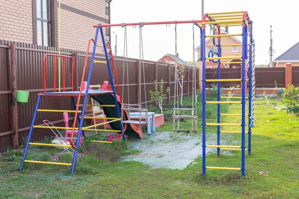 Köy Yaz Çocukluk Konsepti Arka Bahçede Renkli Oyun Alanı — Stok fotoğraf