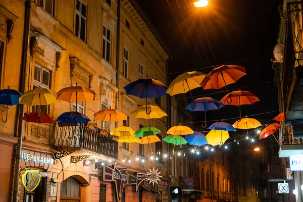 通りの色の傘で飾られた ウクライナ — ストック写真