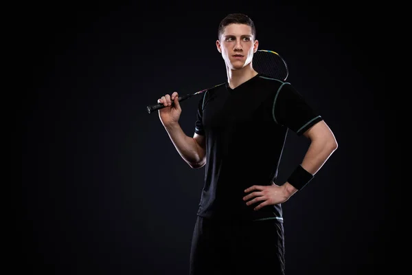 Badminton Giocatore Abbigliamento Sportivo Con Racchetta Volano Sfondo Nero — Foto Stock