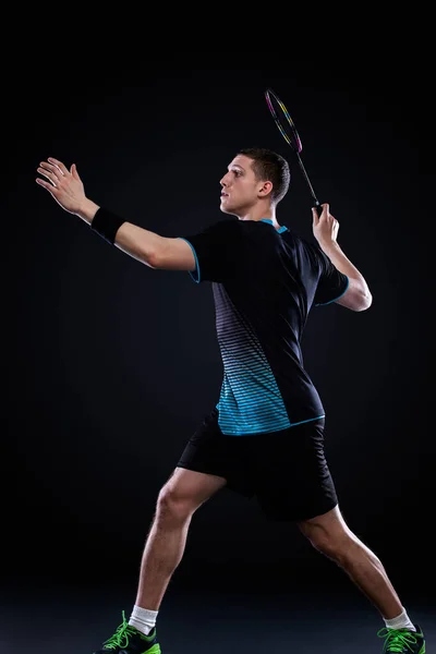 Badminton Giocatore Abbigliamento Sportivo Con Racchetta Volano Sfondo Nero — Foto Stock