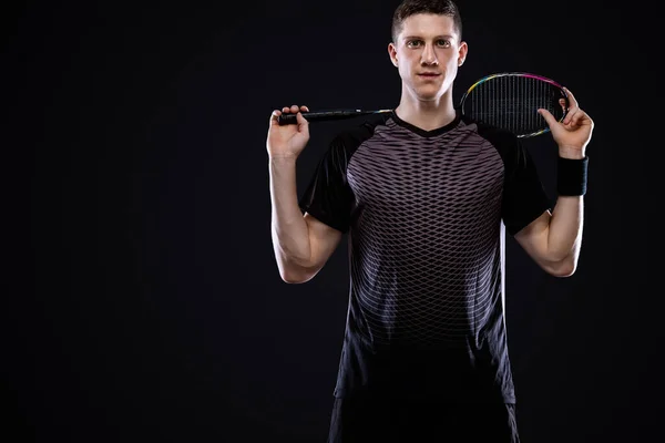 Badmintonspieler Sportbekleidung Mit Schläger Und Federball Auf Schwarzem Hintergrund Individuelle — Stockfoto
