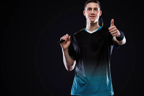 Badmintonspieler Sportbekleidung Mit Schläger Und Federball Auf Schwarzem Hintergrund Emotionales — Stockfoto