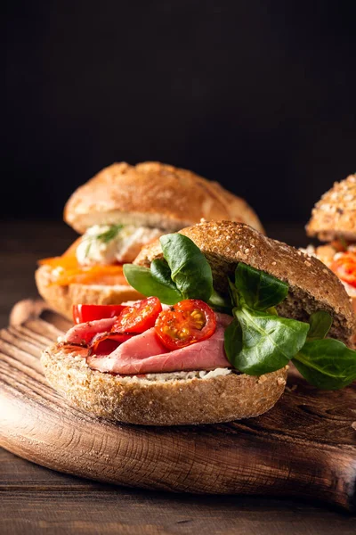 Sanduíche Com Carne Bovina Tomates Frescos — Fotografia de Stock