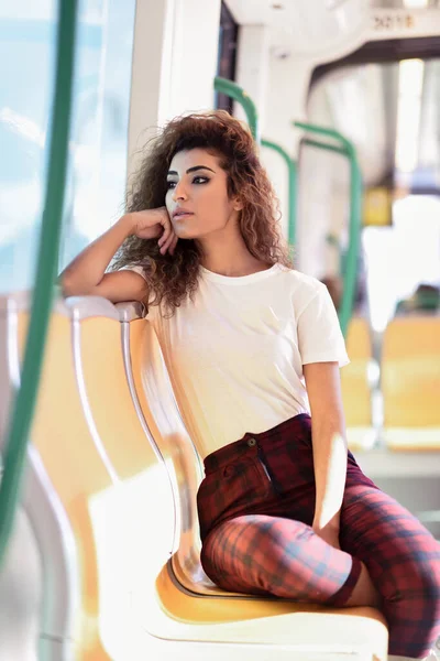 地下鉄列車内アラブの女性 カジュアルな服でアラブの少女 — ストック写真