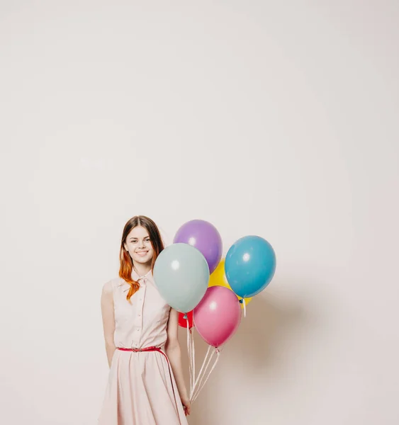 Vrolijke Vrouw Een Jurk Van Kleurrijke Ballonnen — Stockfoto