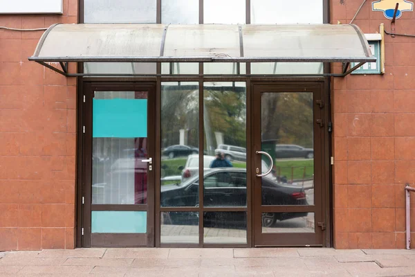 Puerta Principal Bloque Oficinas Que Refleja Los Edificios Vidrio —  Fotos de Stock