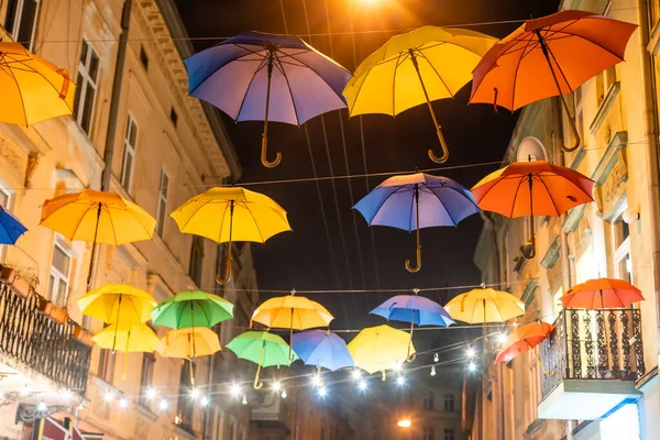 市内中心部の祭りの装飾としてカラフルな傘 Lviv — ストック写真