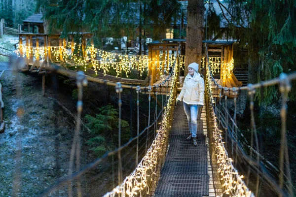 Woman Suspension Bridge Evening Christmas Lights — Stock Photo, Image