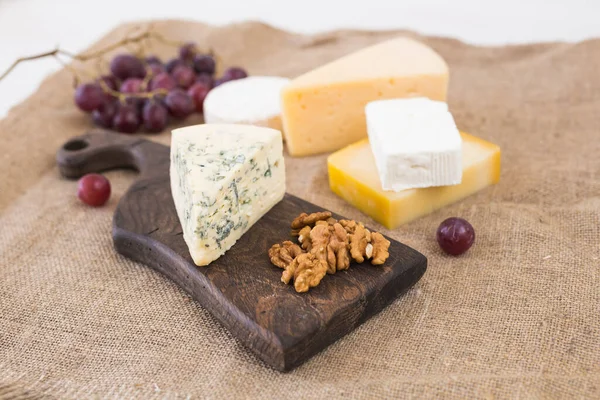 Čerstvé Produkty Sýr Hermelín Camembert Hrozny Ořechy Rustikální Stůl — Stock fotografie