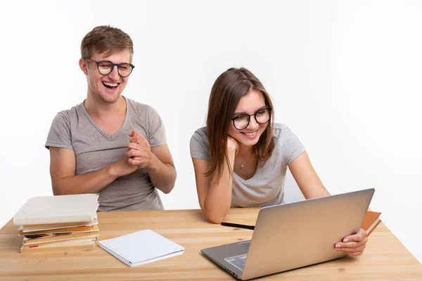 Mensen Onderwijs Concept Twee Lachen Studenten Zitten Aan Een Tafel — Stockfoto