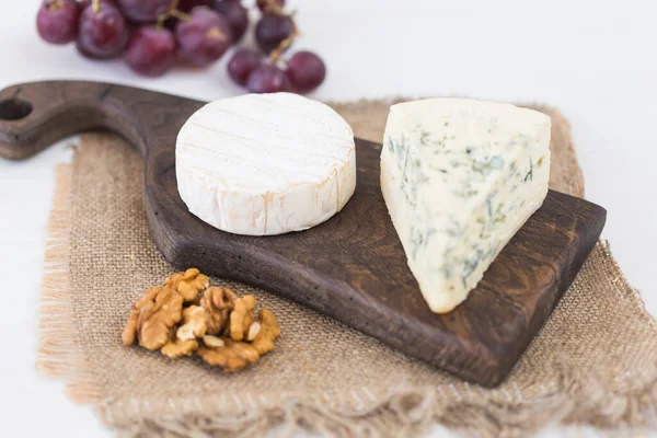 Queijo Brie Azul Com Uvas Nozes — Fotografia de Stock