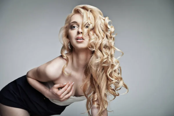 Femme Sensuelle Aux Cheveux Blonds Longs Bouclés Brillants — Photo