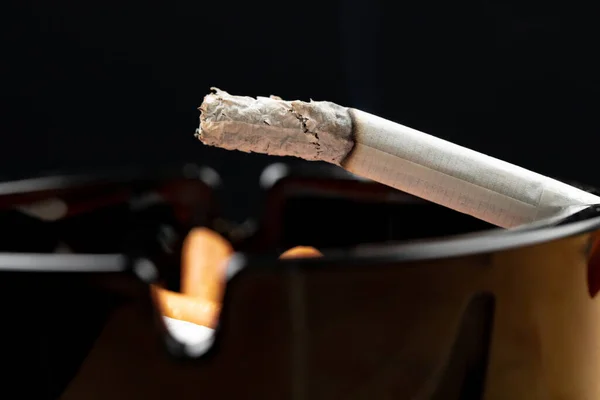 Sigaret Verbranden Een Zwarte Asbak — Stockfoto