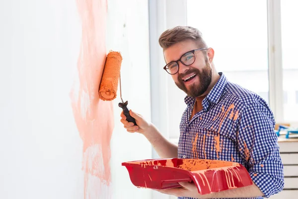 Hombre Feliz Pintando Pared Interior Del Hogar Concepto Renovación Reparación — Foto de Stock