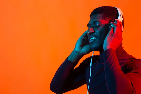 Neon Portret Van Een Knappe Afro Amerikaanse Man Met Koptelefoon — Stockfoto