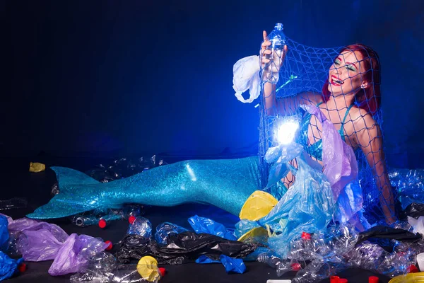 海洋塑料污染 美人鱼用塑料垃圾在水里玩乐 停止塑料污染 童话与现实的概念 — 图库照片