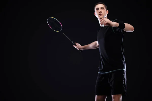 Joueur Badminton Tenue Sport Avec Raquette Volant Sur Fond Noir — Photo