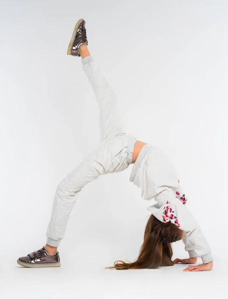 Mała Dziewczynka Zrobić Ćwiczenia Gimnastyczne Białym Tle — Zdjęcie stockowe