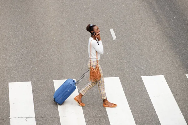 Seitenporträt Einer Afrikanisch Amerikanischen Frau Die Mit Reisetaschen Und Handy — Stockfoto